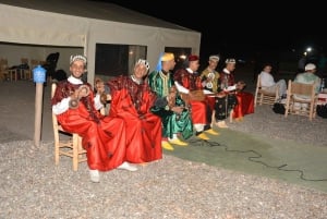 Marrakech : Dîner-spectacle dans le désert d'Agafay avec balade à dos de chameau au coucher du soleil
