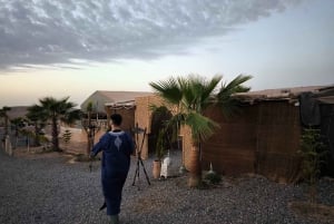 Marrakech : Dîner-spectacle dans le désert d'Agafay avec balade à dos de chameau au coucher du soleil