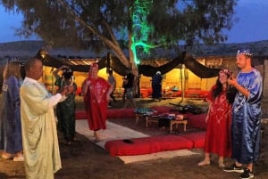 Marrakech : Dîner-spectacle dans le désert d'Agafay avec balade à dos de chameau au coucher du soleil