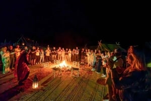 Marrakech : Dîner-spectacle dans le désert d'Agafay avec balade à dos de chameau au coucher du soleil