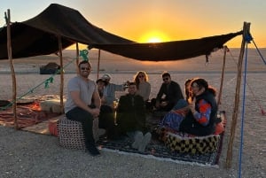 Marrakech : Dîner-spectacle dans le désert d'Agafay avec balade à dos de chameau au coucher du soleil