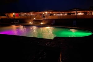 Marrakech : Dîner-spectacle dans le désert d'Agafay avec balade à dos de chameau au coucher du soleil