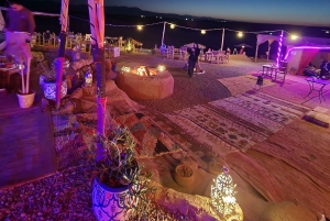 Marrakech : Dîner-spectacle dans le désert d'Agafay avec balade à dos de chameau au coucher du soleil
