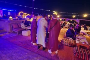 Marrakech : Dîner-spectacle dans le désert d'Agafay avec balade à dos de chameau au coucher du soleil