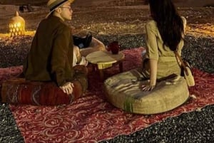 Marrakech : Dîner-spectacle dans le désert d'Agafay avec balade à dos de chameau au coucher du soleil