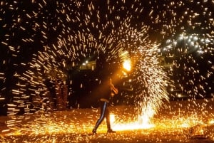 Marrakech : Dîner-spectacle dans le désert d'Agafay avec balade à dos de chameau au coucher du soleil