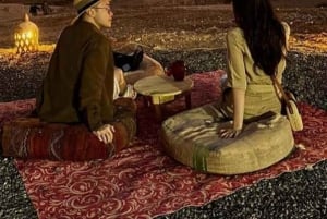 Marrakech : Dîner-spectacle dans le désert d'Agafay avec balade à dos de chameau au coucher du soleil