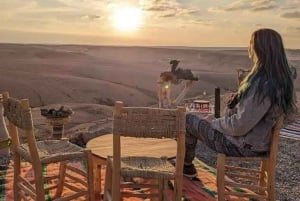 Marrakech: Agafay Desert Dinner Show mit Kamelritt bei Sonnenuntergang