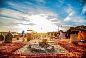 Marrakech: Cena en el desierto de Agafay con paseo en camello, quad y piscina