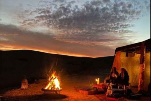 Marrakech: Agafayn aavikko-illallinen musiikin ja tulishow'n kera.