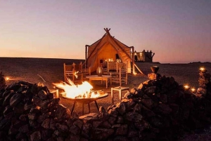 Marrakech: Agafayn aavikko-illallinen musiikin ja tulishow'n kera.