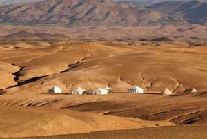 Marrakech: Agafayn aavikko-illallinen musiikin ja tulishow'n kera.