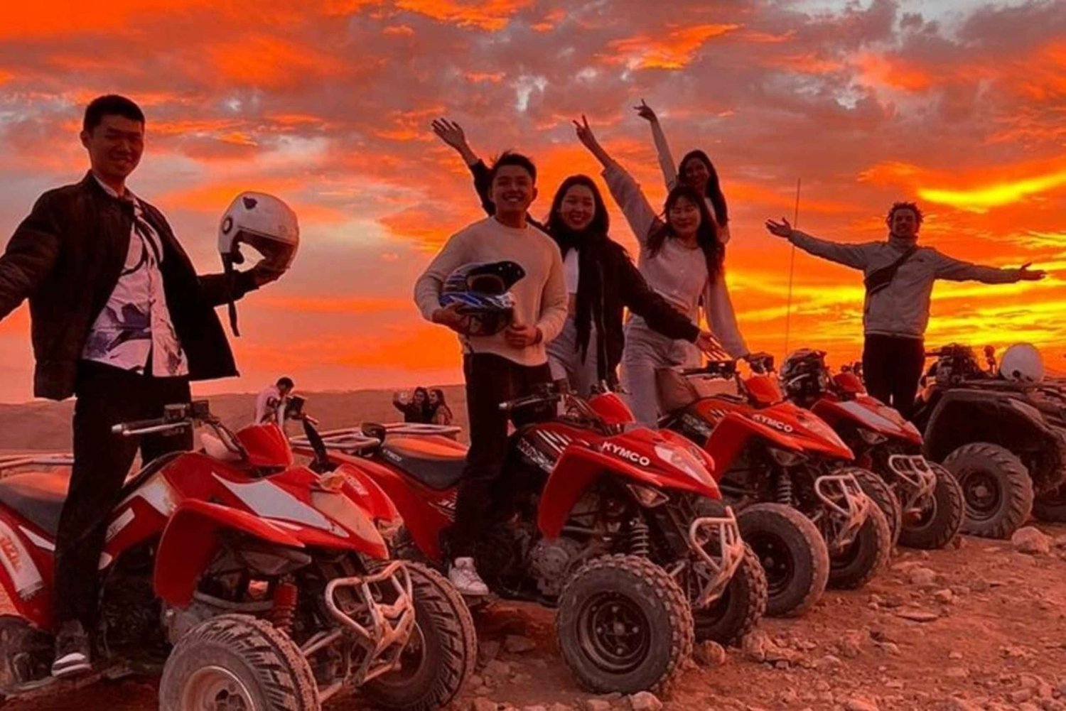Marrakech: Jantar no deserto de Agafay com quadriciclo e show ao vivo