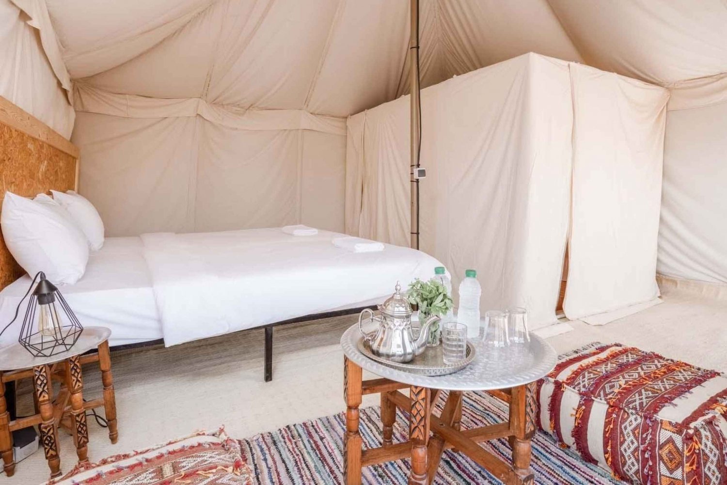 Marrakesz: Wyjątkowy nocleg na pustyni Agafay z kolacją