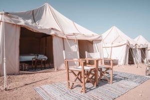 Marrakesz: Wyjątkowy nocleg na pustyni Agafay z kolacją