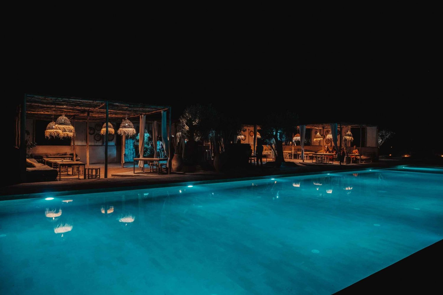 Marrakech: Agafay Desert Inara Camp Passe de um dia na piscina com jantar