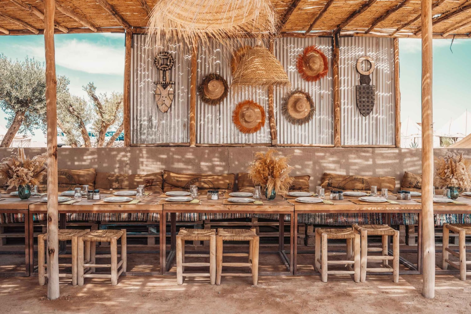 Marrakech: Agafay Desert Inara Camp Pool Day Pass med middag