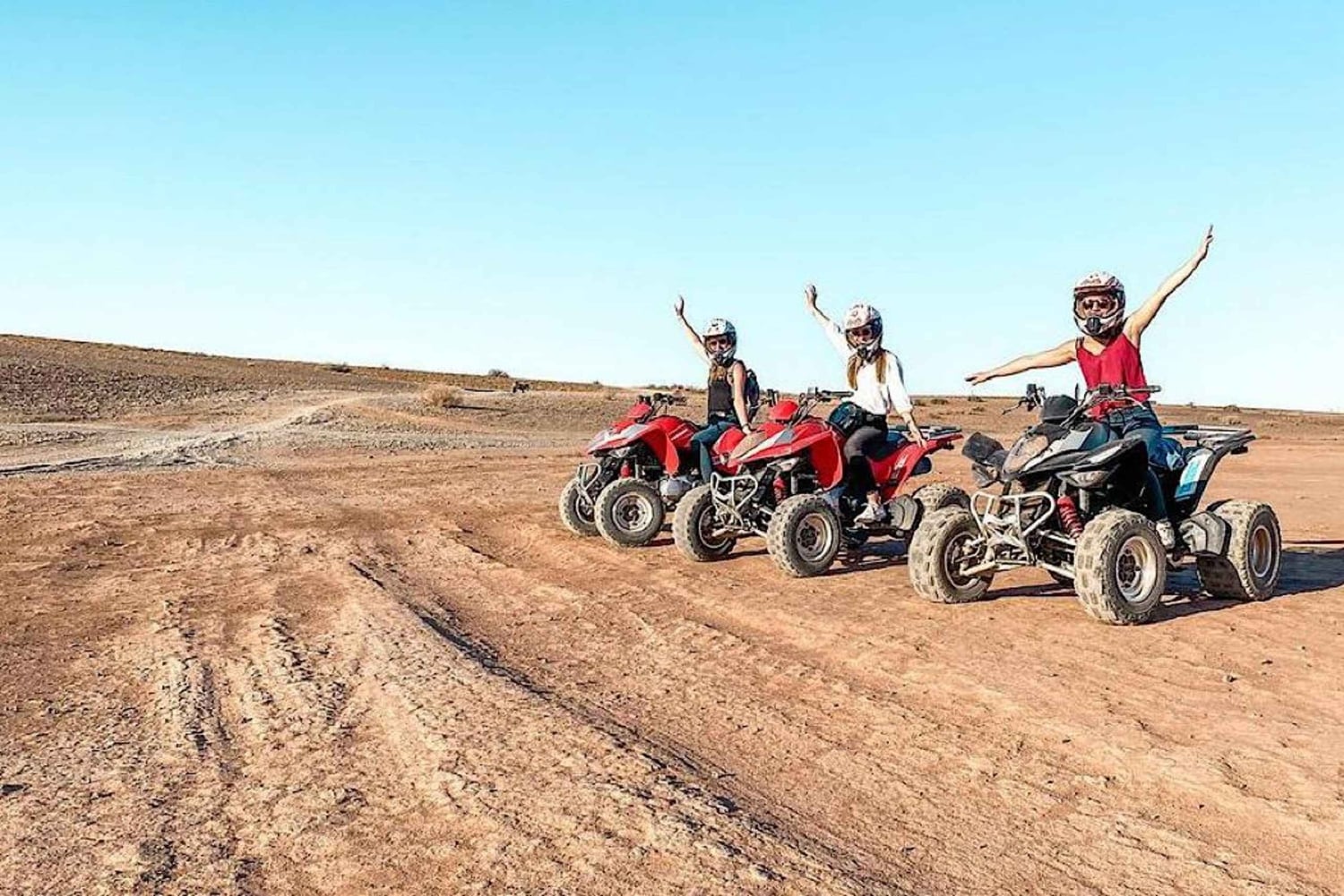Marrakech: ATV, kamelridning og middagsshow i Agafay-ørkenen.