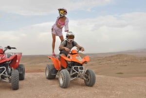 Marrakech: Agafay Desert Quad Biking Tour med middag og show i ørkenen