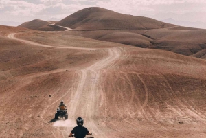 Marraquexe: quadriciclo no deserto de Agafay, passeio de camelo e jantar com espetáculo