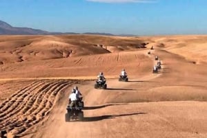Marrakech: escursione in quad e giro in cammello nel deserto di Agafay con cena e spettacolo