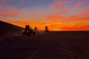 Marraquexe: Excursão de quadriciclo pelo deserto de Agafay com jantar e espetáculo