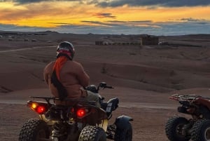 Marraquexe: Excursão de quadriciclo pelo deserto de Agafay com jantar e espetáculo