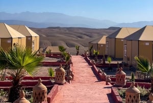 Marrakesz: Agafay Desert Retreat, namiot, kolacja, pokaz i basen