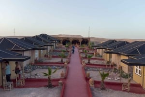 Marrakech: Agafay Desert Retreat, tenda, cena, spettacolo e piscina