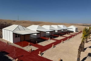 Marrakech: Agafay Desert Retreat, telt, middag, show og pool
