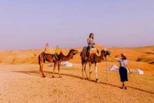 Marrakech: Paseo en camello por el desierto de Agafay al atardecer, cena y espectáculo