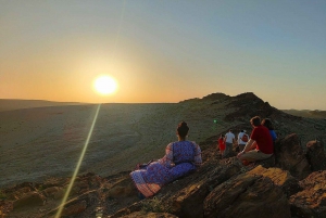 Marrakech: Kameltur i Agafay-ørkenen ved solnedgang, middag og show