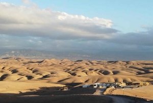 Marrakech: giro in cammello all'alba nel deserto di Agafay con colazione