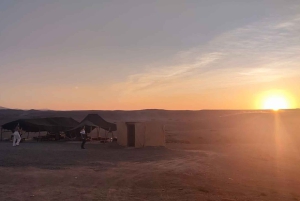 Marrakech: tramonto nel deserto di Agafay, giro in cammello, cena e spettacolo