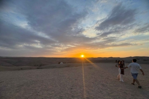 Marrakech: tramonto nel deserto di Agafay, giro in cammello, cena e spettacolo