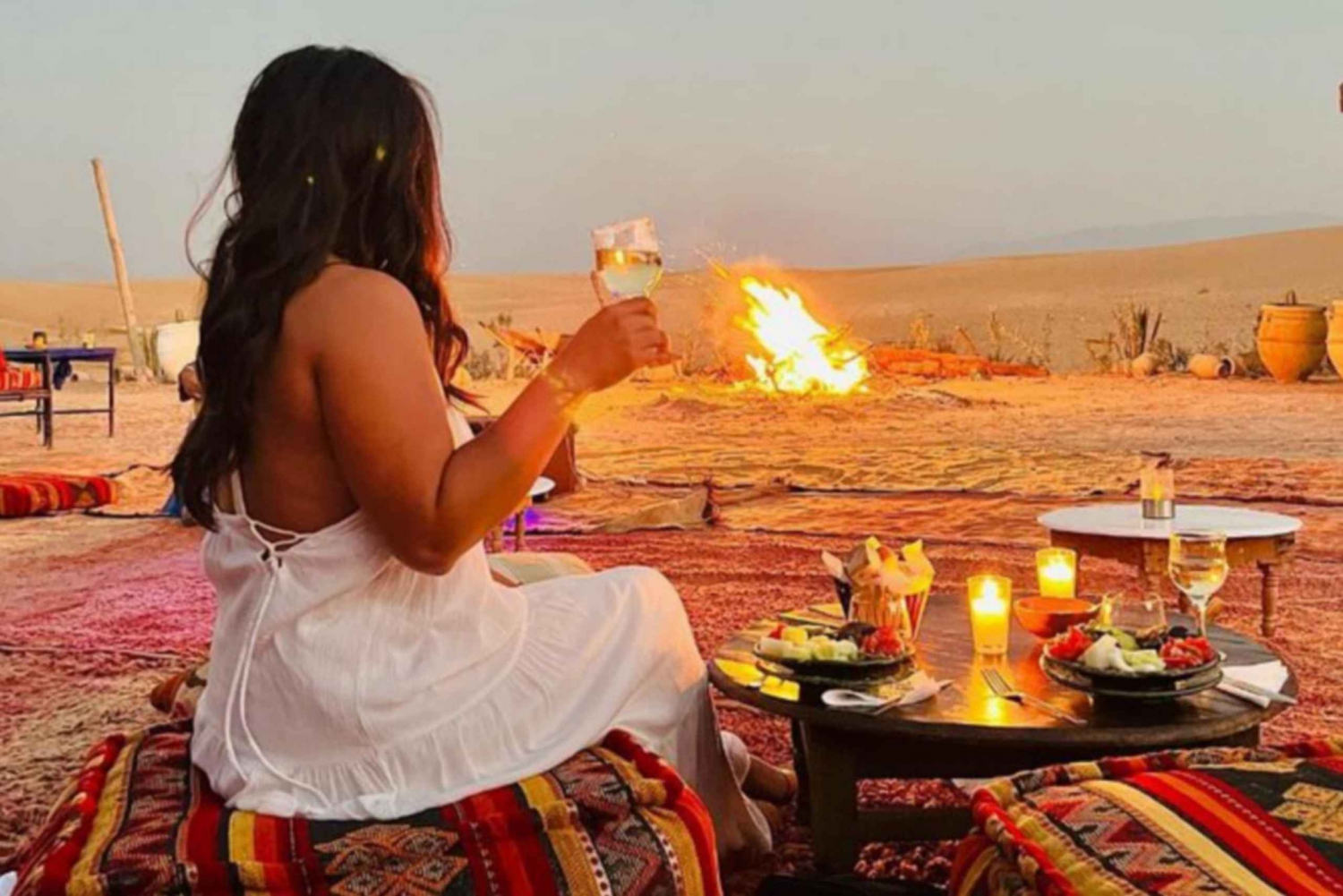 Marrakech: Sonnenuntergang in der Agafay-Wüste, Abendessen, Musik und Feuershow