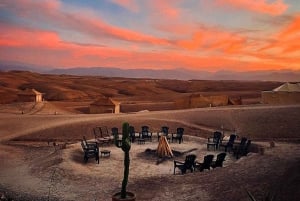 Marrakesz: Zachód słońca na pustyni Agafay, kolacja, muzyka i pokaz ognia