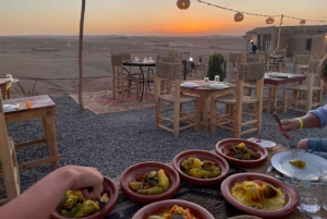 Marrakech: Agafayn aavikon auringonlasku, illallinen, musiikki ja tulishow.