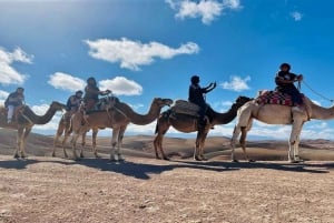 Marrakech: Agafay Desert Tour med middag, kamelridning og show