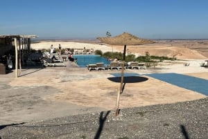 Marrakesz: Agafay Dinner Show z wycieczką quadem lub wielbłądem i basenem