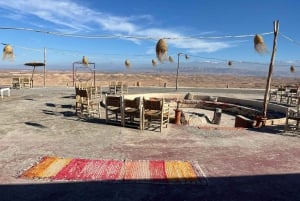 Marrakech : Dîner-spectacle Agafay avec tour en quad ou à dos de chameau et piscine