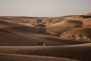 Marrakech: Puesta de sol en Agafay con cena, espectáculo y música tuareg