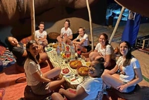 Marrakech : Dîner au coucher du soleil à Agafay avec musique et spectacle de feu