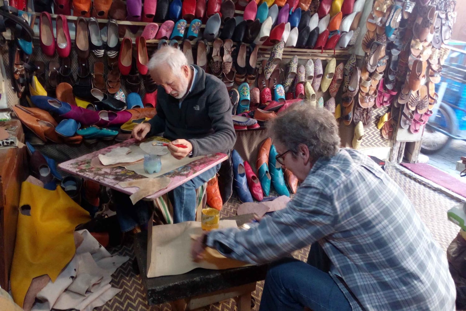 Marraquexe: Oficina de fabrico de babouches na Medina