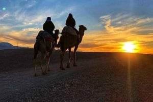 Marrakech: paseo en camello, cena, piscina y espectáculo de fuego en Agafay