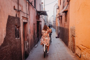 Marrakech: Tour culturale in bicicletta con pasticceria e tè