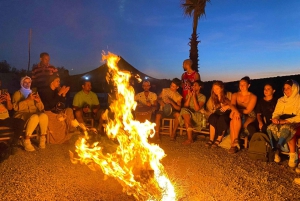 Marrakechin aavikko: Agafayn aavikon auringonlaskun illallisnäytös.