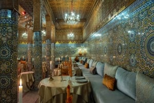 Marrakech: Cena spettacolo al ristorante Dar Essalam