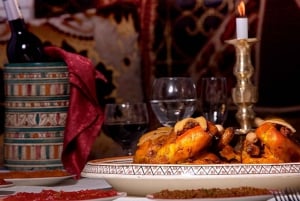 Marrakech: Cena spettacolo al ristorante Dar Essalam