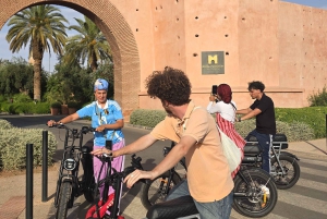 Marrakech: tour en bici eléctrica con guía local, pasteles y té